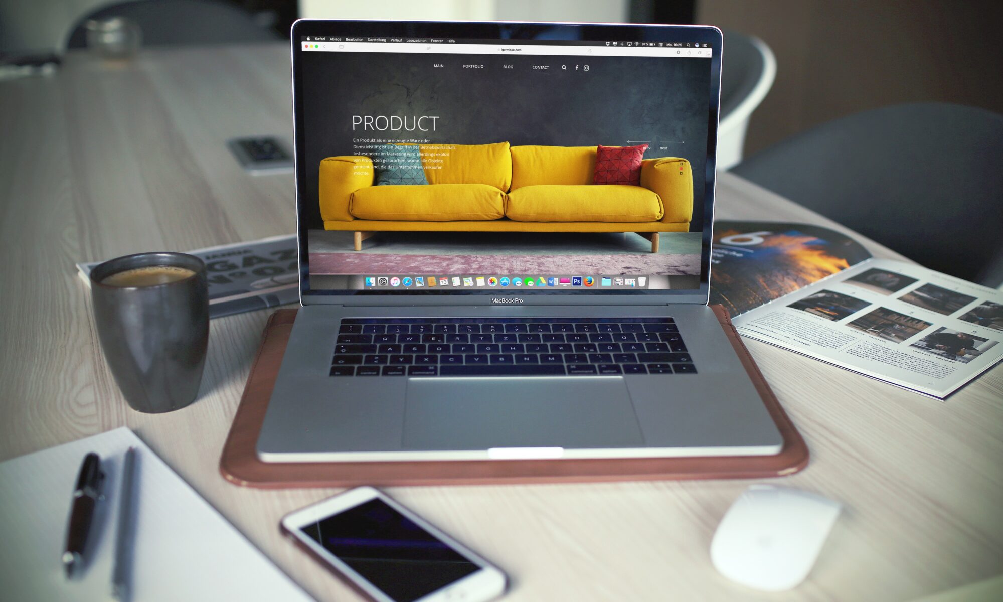 Ordinateur affichant un site web minimaliste